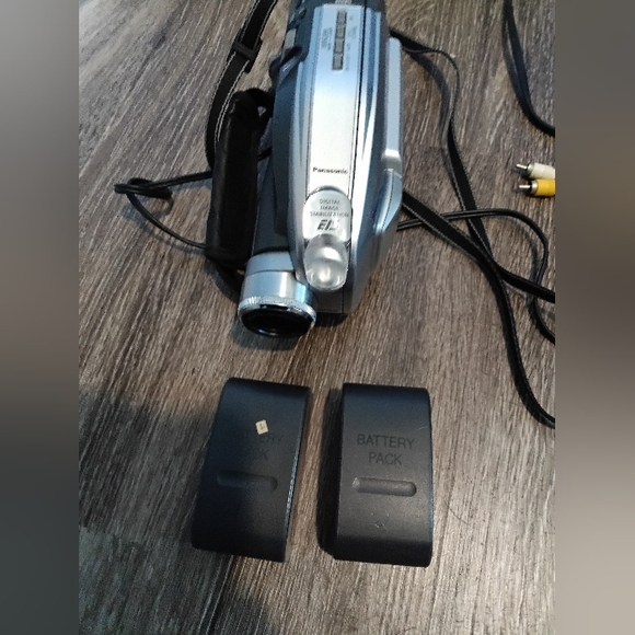 Vintage Panasonic palmcorder PV-L353D VHS-C video camera with 2 battery pack - Picture 1 of 13